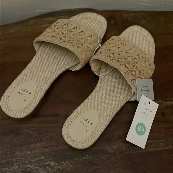 Brand New - a new day Woven Slide Sandals. Size 8.5 - Picture 3 of 6